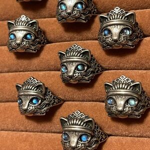 Queen of the 🐱 cat, Adjustable Labradorite crystal ring with blue light